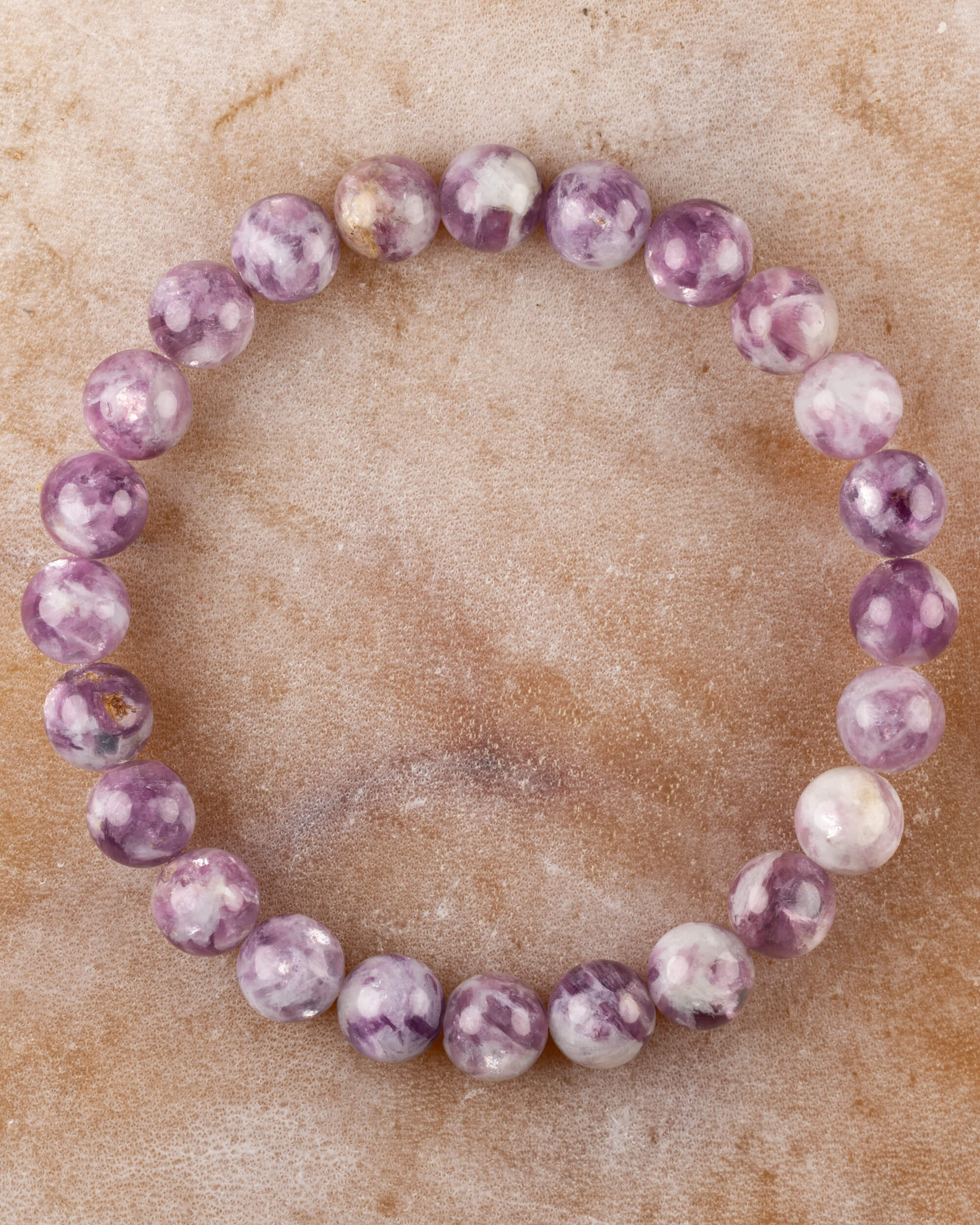 Pulsera de Turmalina Ciruela de 8 mm, pieza completa sobre superficie clara