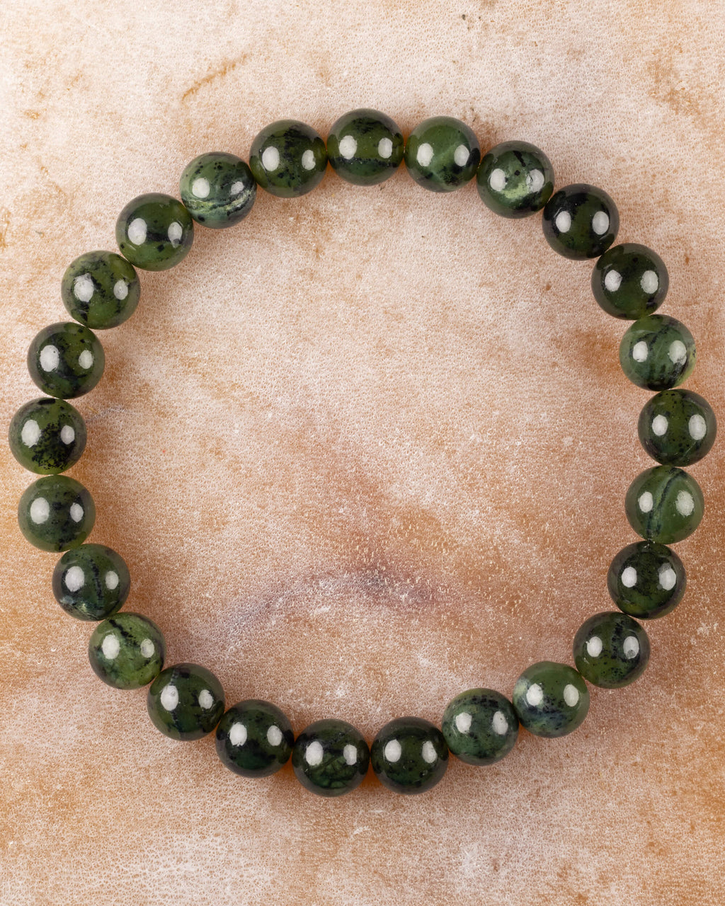 Pulsera de Jade Verde Oscuro de 8 mm, pieza completa en círculo sobre superficie clara