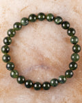 Pulsera de Jade Verde Oscuro de 8 mm, pieza completa en círculo sobre superficie clara