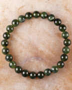 Pulsera de Jade Verde Oscuro de 8 mm, pieza completa en círculo sobre superficie clara