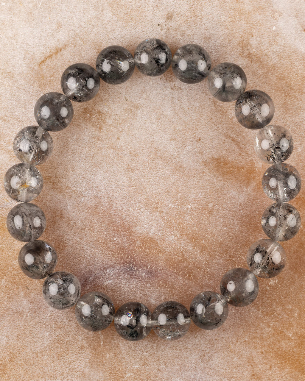 Pulsera de Cuarzo Diamante de Herkimer, pieza completa en círculo sobre superficie clara