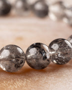 Pulsera de Cuarzo Diamante de Herkimer en curva, cuentas con inclusiones negras