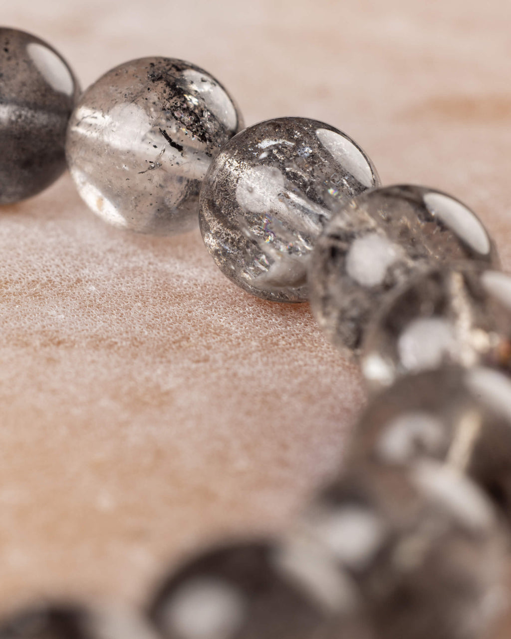 Pulsera de Cuarzo Diamante de Herkimer en curva, cuentas grisáceas con inclusiones