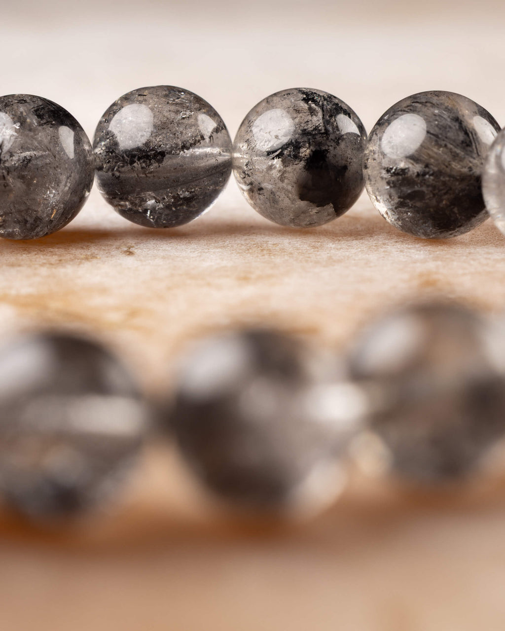 Pulsera de Cuarzo Diamante de Herkimer en curva sobre superficie clara