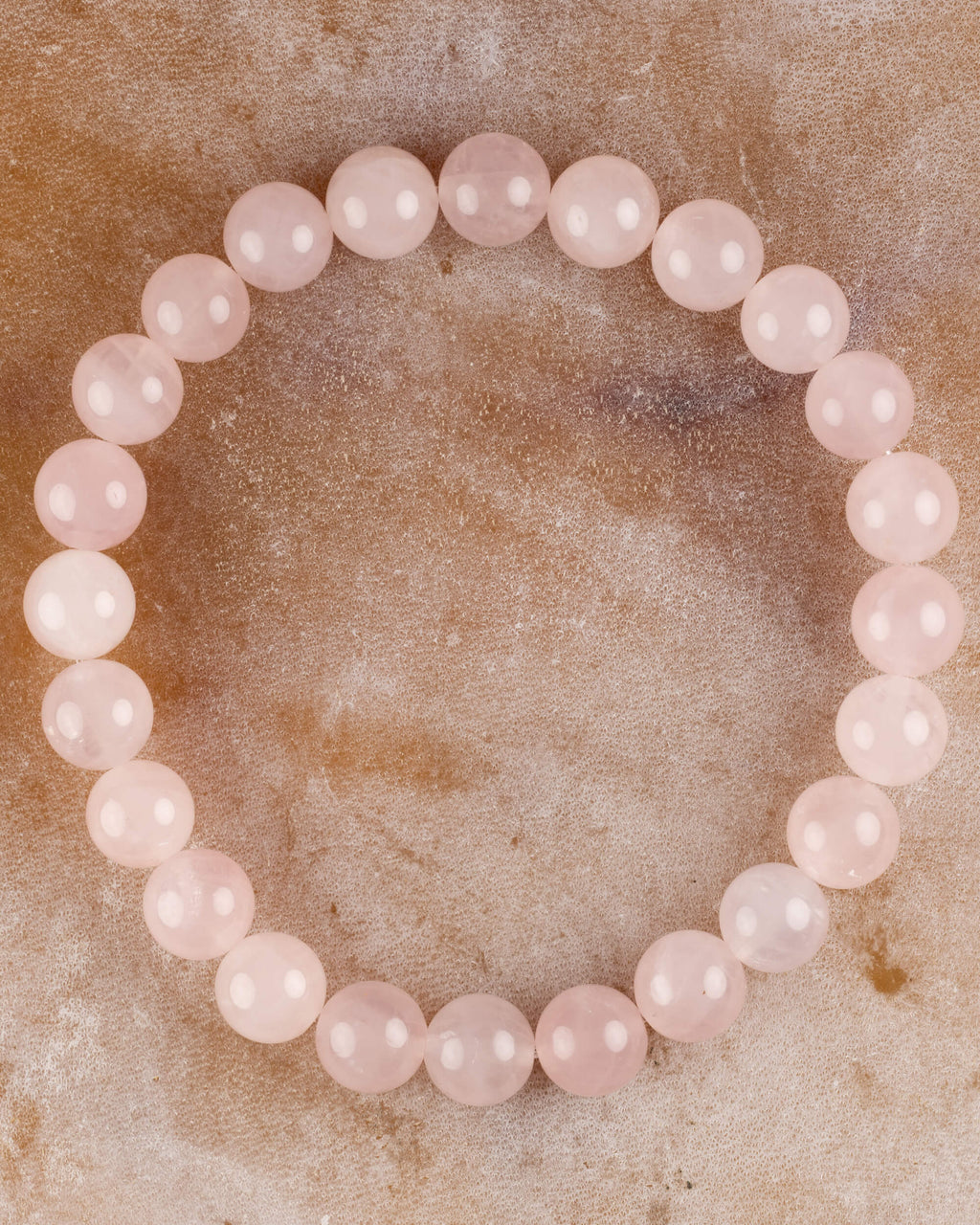 Pulsera de Cuarzo Rosa de 8 mm, pieza completa sobre superficie clara