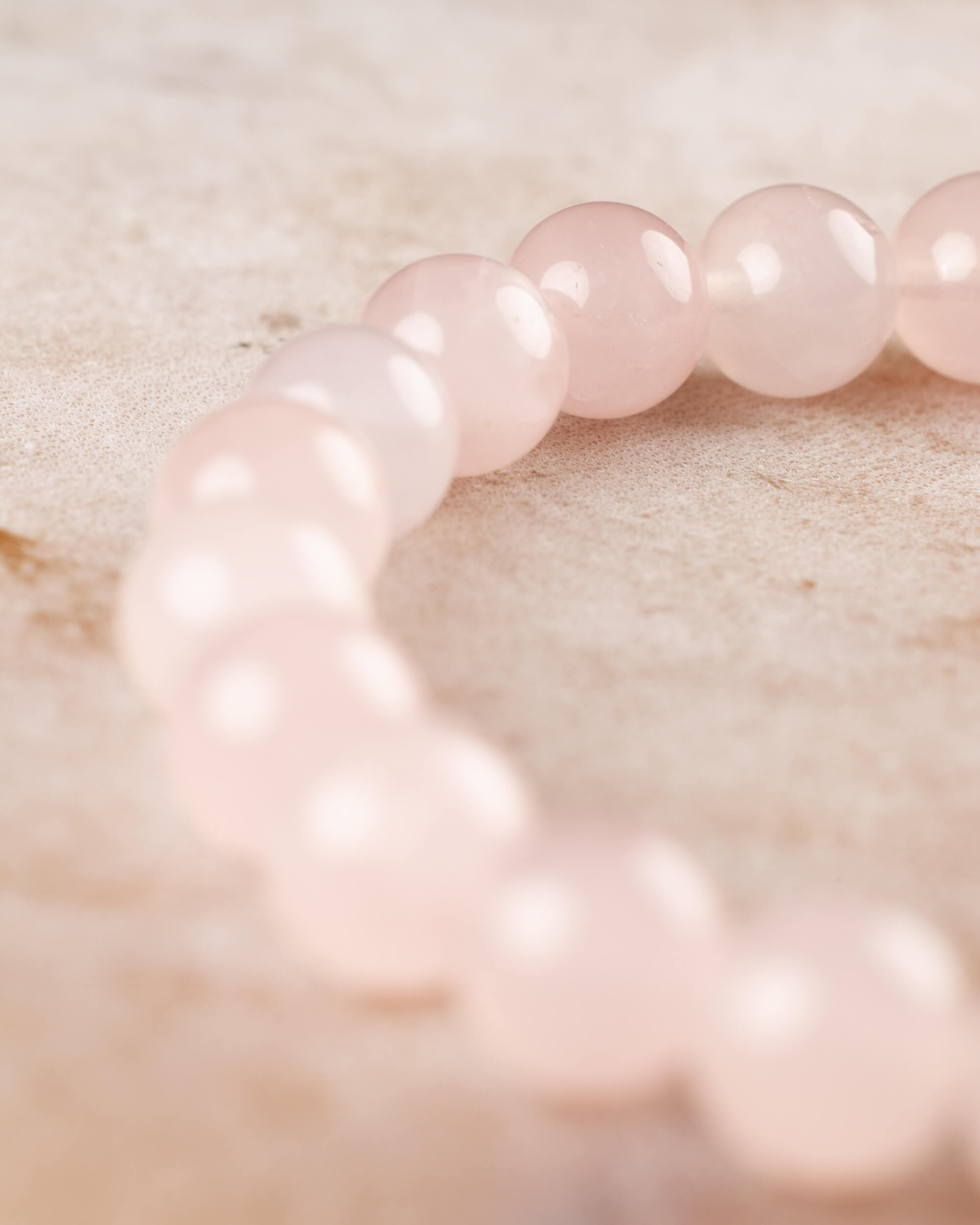 Pulsera de Cuarzo Rosa mostrando la curva de cuentas rosa pálido