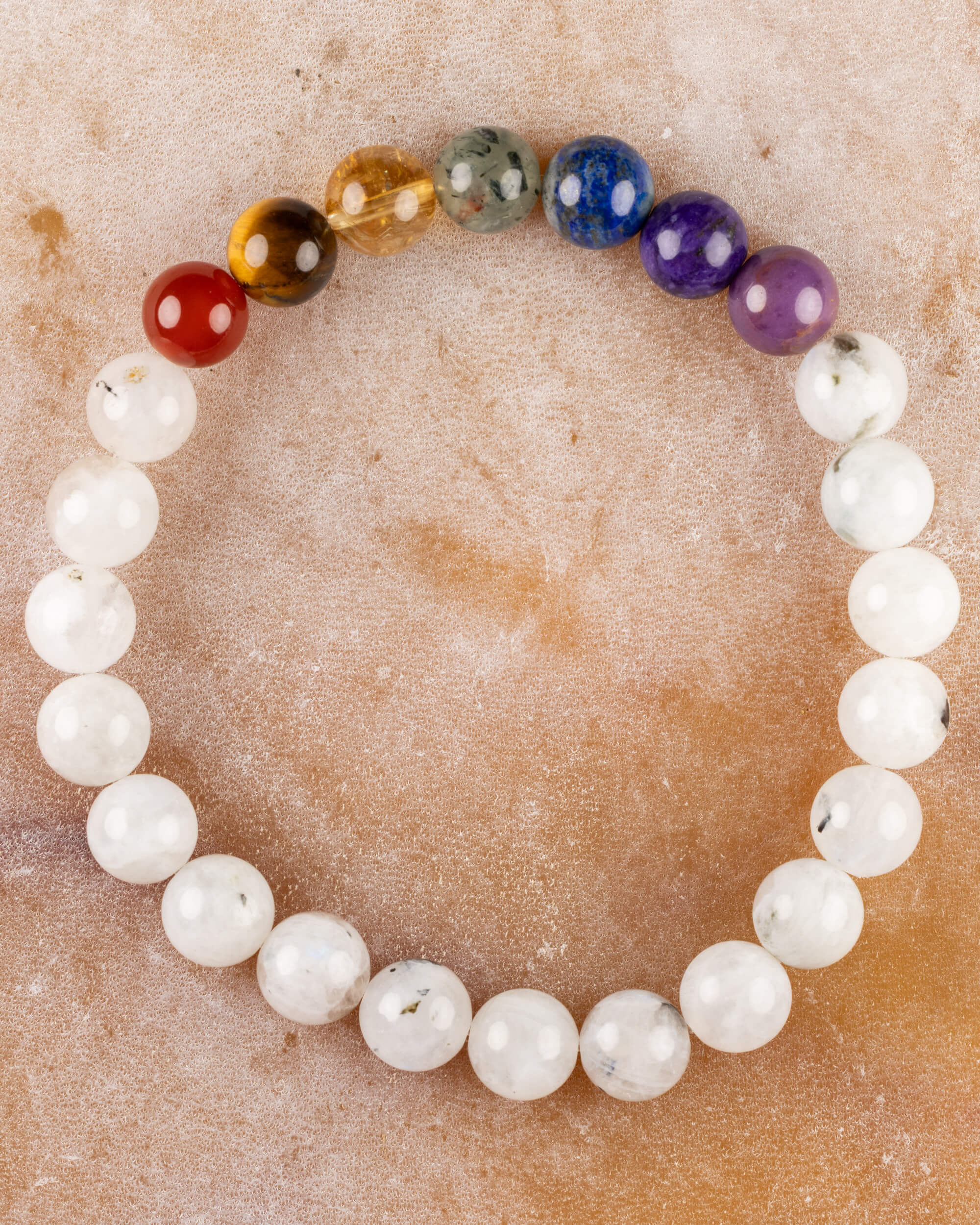 Pulsera Piedra Luna y 7 Chakras de 8 mm, pieza completa sobre superficie clara