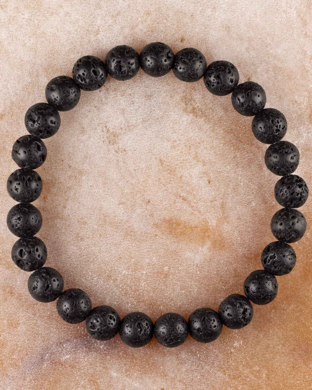 Pulsera de Piedra Volcanica de 8 mm, pieza completa en círculo sobre superficie clara