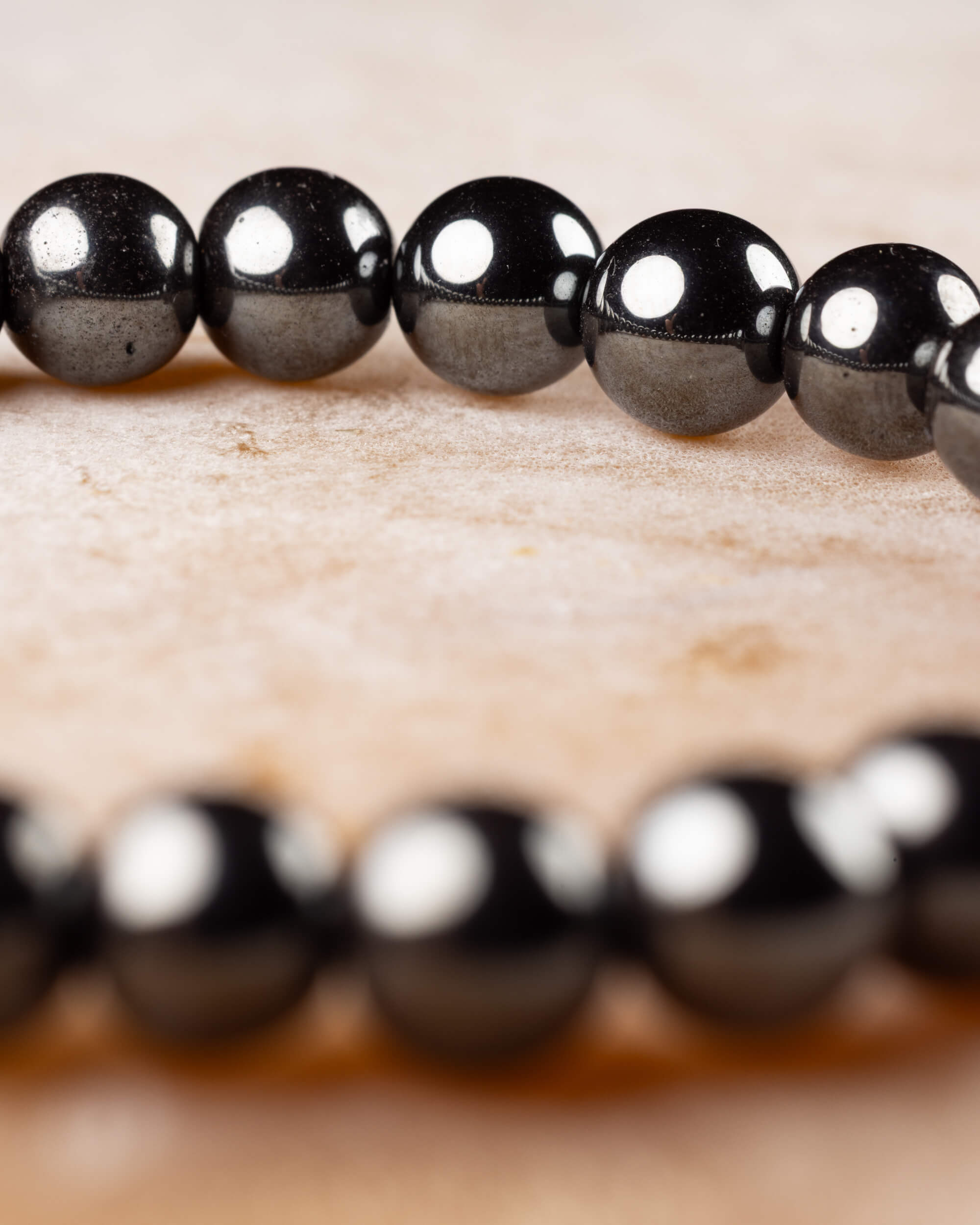 Pulsera de Hematita en perspectiva curva con dos filas de cuentas