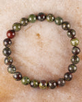 Pulsera de Jaspe Sangre de Dragón de 8 mm, pieza completa en círculo sobre mármol claro