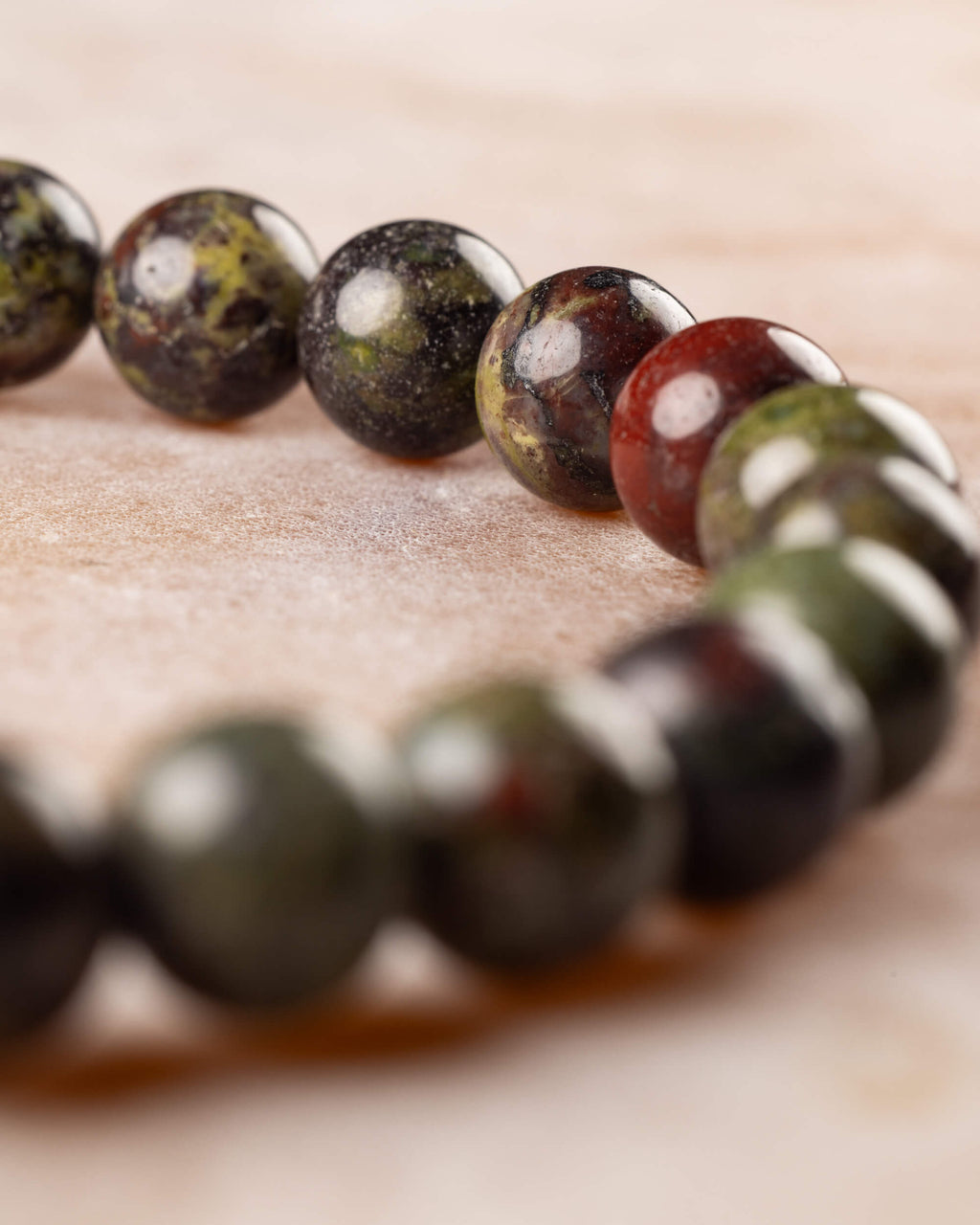 Pulsera de Jaspe Sangre de Dragón en curva, mostrando vetas verdes y rojas
