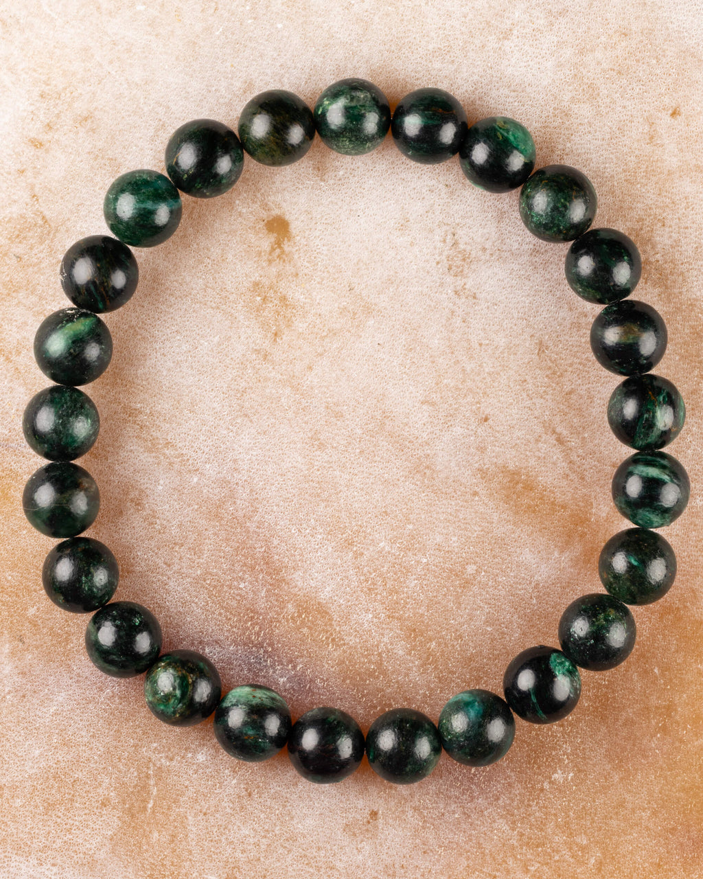 Pulsera de Esmeralda en Matriz de Biotita de 8 mm, pieza completa sobre superficie clara