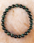 Pulsera de Esmeralda en Matriz de Biotita de 8 mm, pieza completa sobre superficie clara