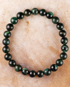 Pulsera de Esmeralda en Matriz de Biotita de 8 mm, pieza completa sobre superficie clara