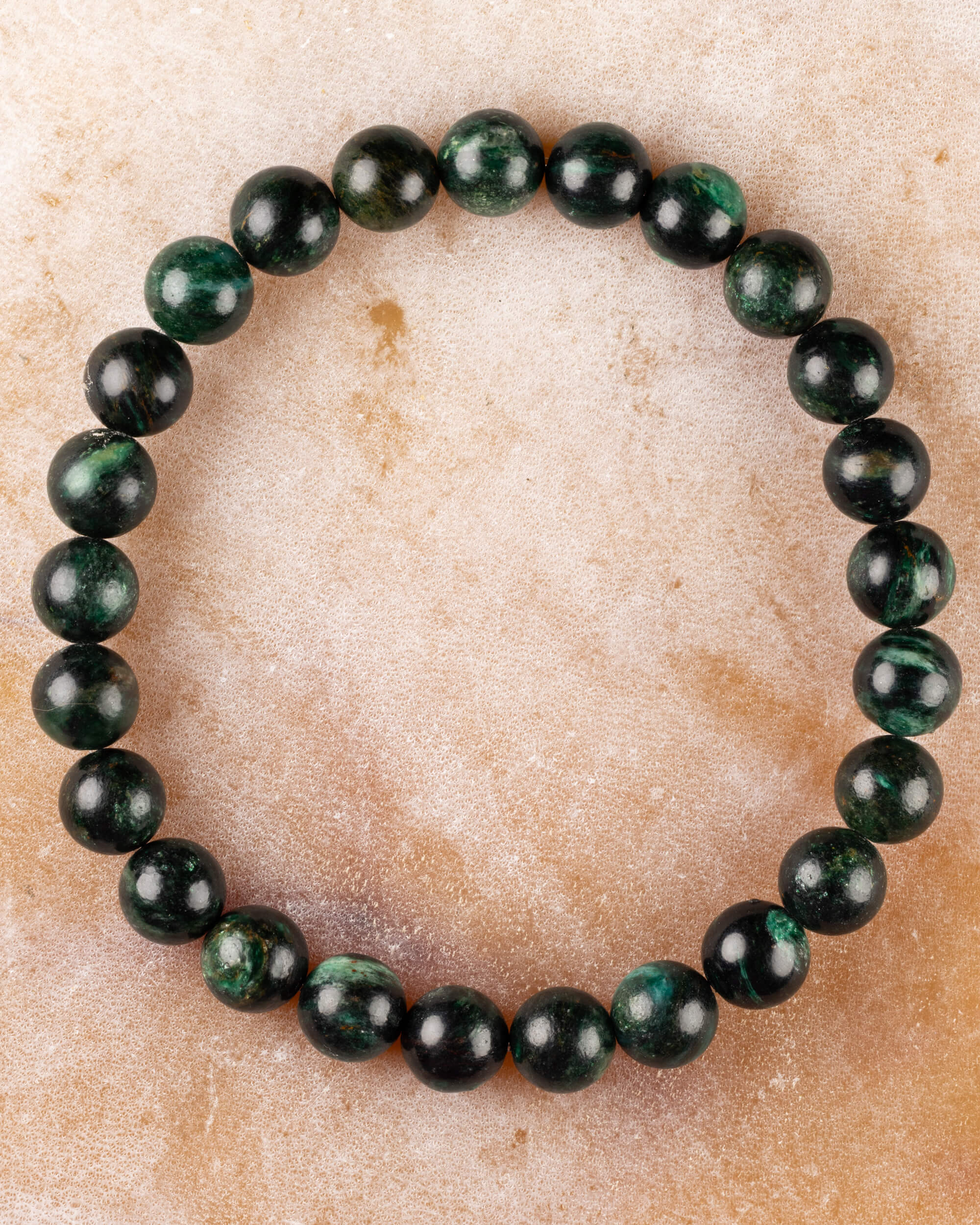 Pulsera de Esmeralda en Matriz de Biotita de 8 mm, pieza completa sobre superficie clara