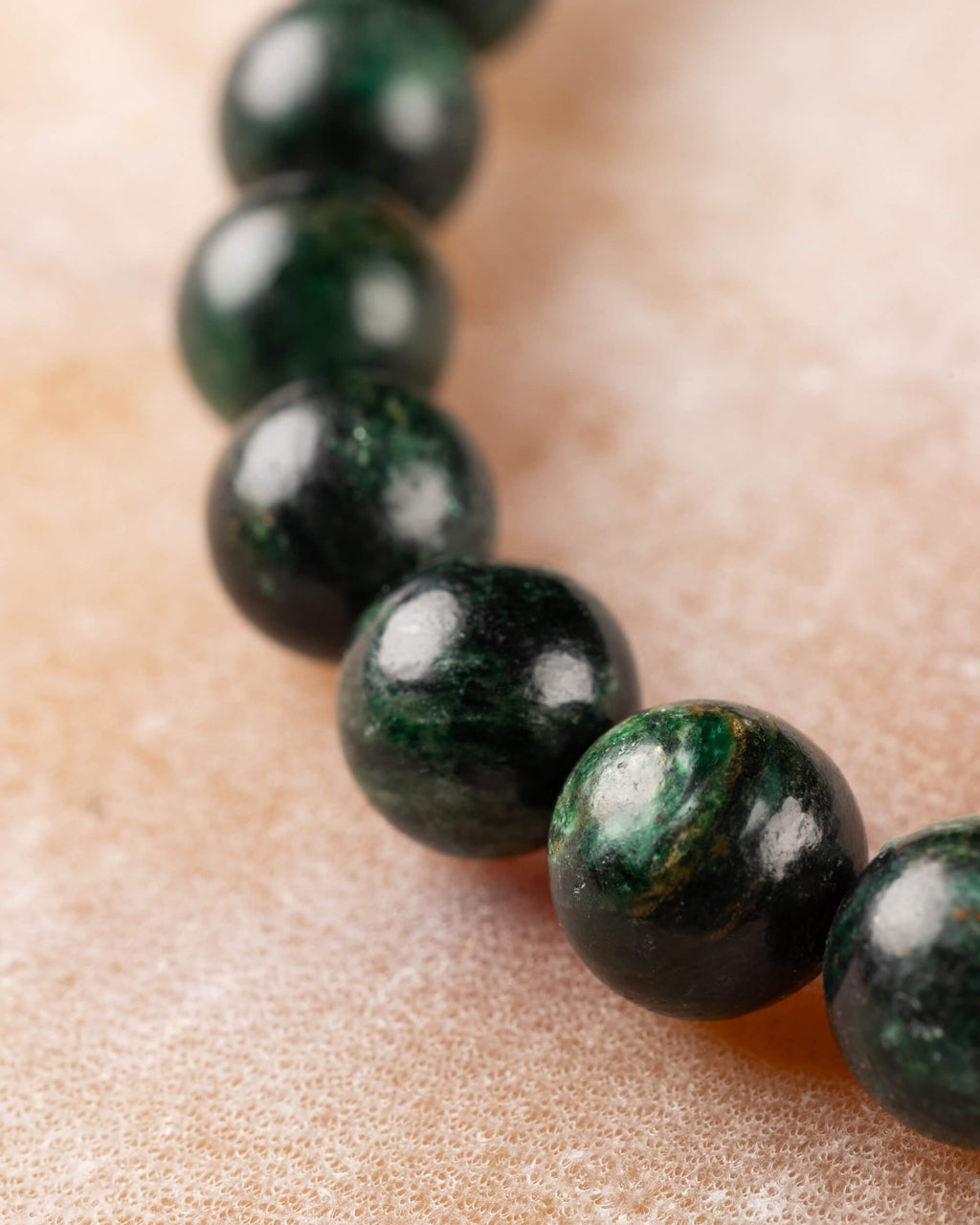 Pulsera de Esmeralda en Matriz de Biotita mostrando la curva de cuentas verdes