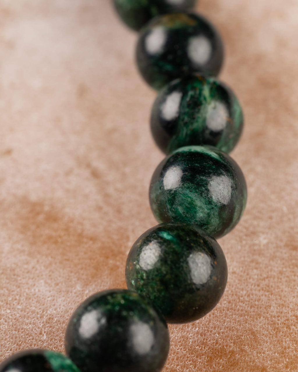 Cuentas verde oscuro de la Esmeralda en Matriz de Biotita formando la pulsera