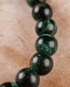 Cuentas verde oscuro de la Esmeralda en Matriz de Biotita formando la pulsera