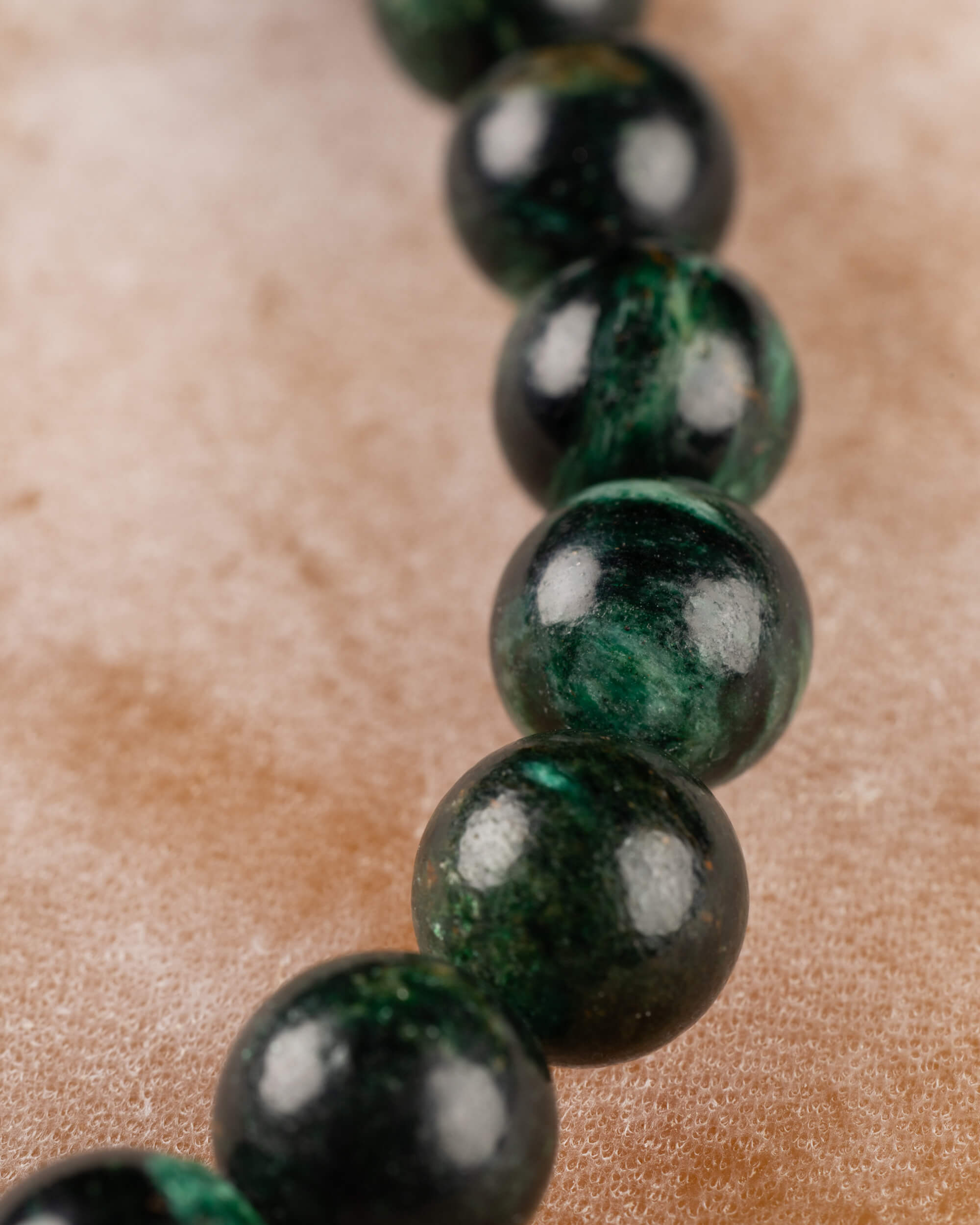 Cuentas verde oscuro de la Esmeralda en Matriz de Biotita formando la pulsera