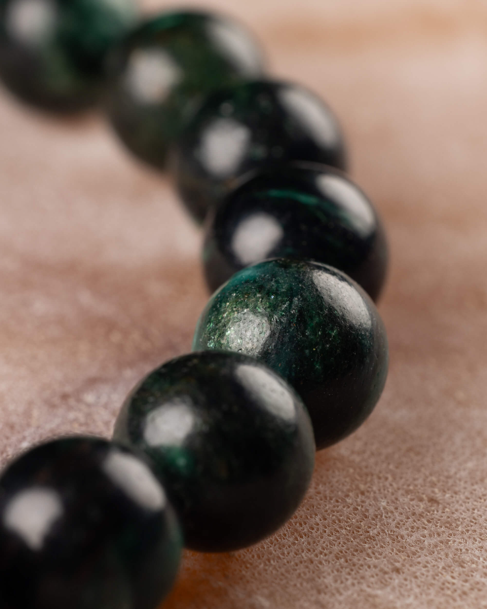 Detalle macro de cuentas verde profundo de la Esmeralda en Matriz de Biotita