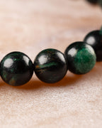 Cuentas verde oscuro con vetas doradas de la Esmeralda en Matriz de Biotita