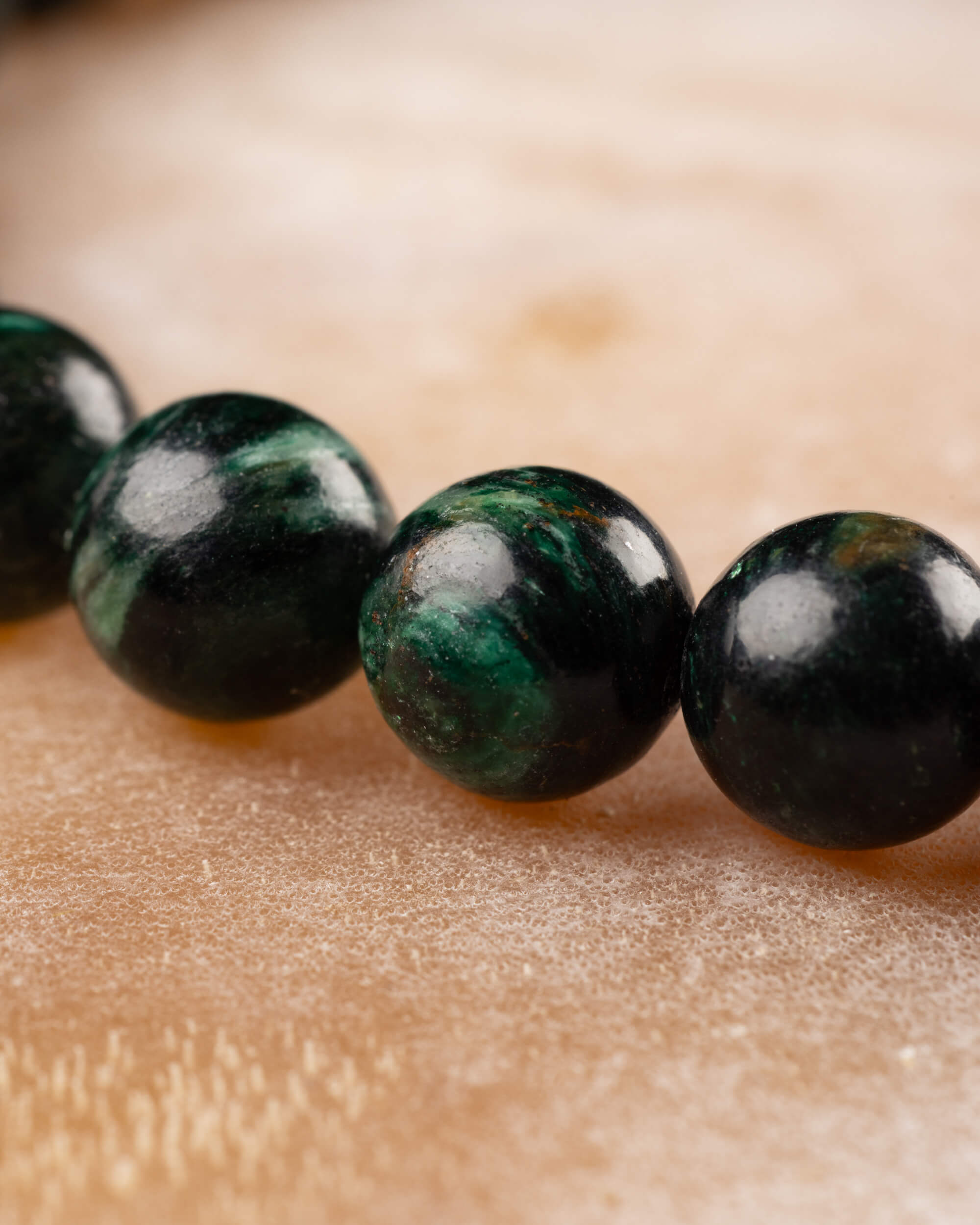 Pulsera de Esmeralda en Matriz de Biotita 💚 🛡️ 🌱 (8 mm) Apertura, Protección y Arraigo