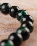 Pulsera de Esmeralda en Matriz de Biotita mostrando la curva de cuentas verdes