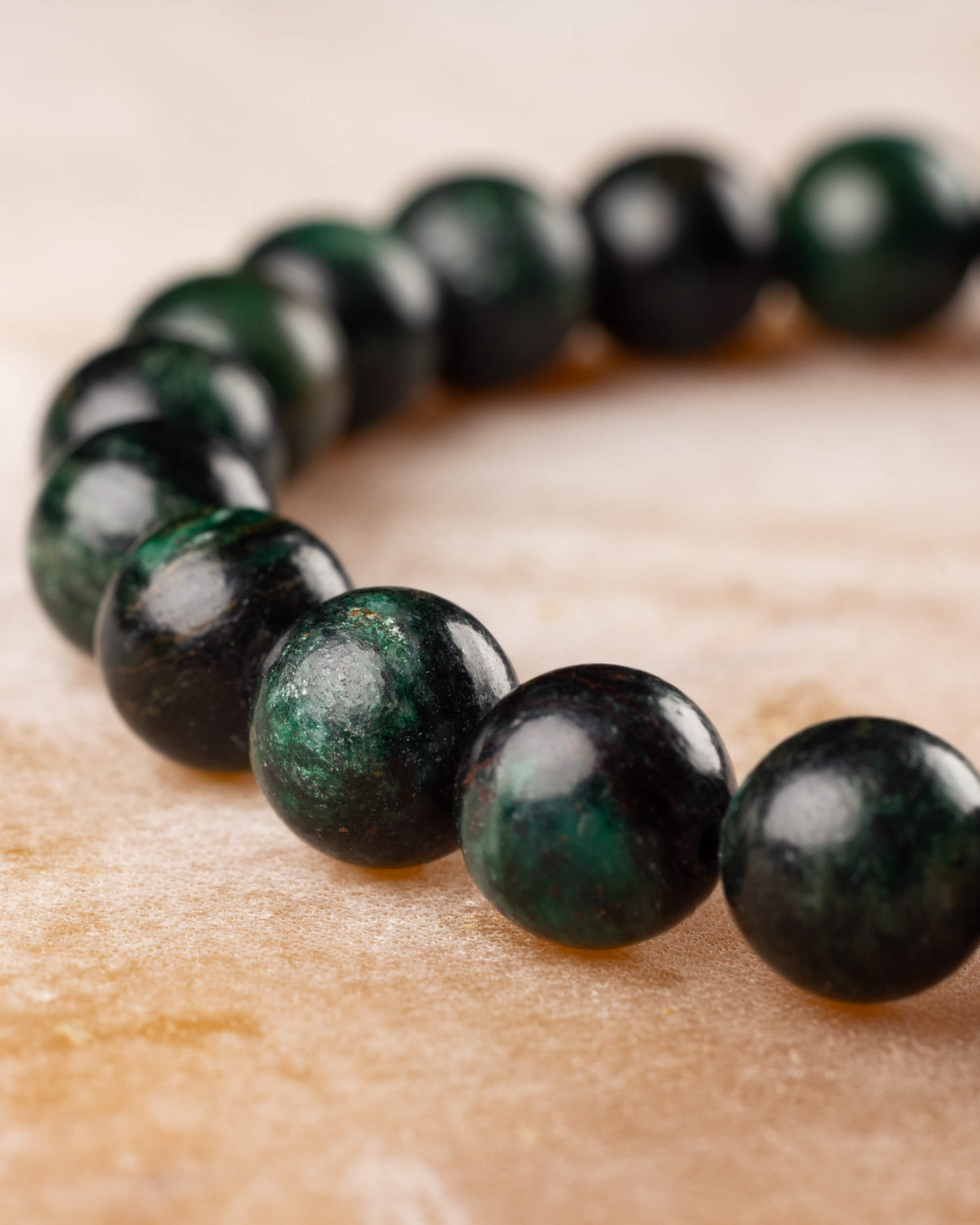 Pulsera de Esmeralda en Matriz de Biotita 💚 🛡️ 🌱 (8 mm) Apertura, Protección y Arraigo