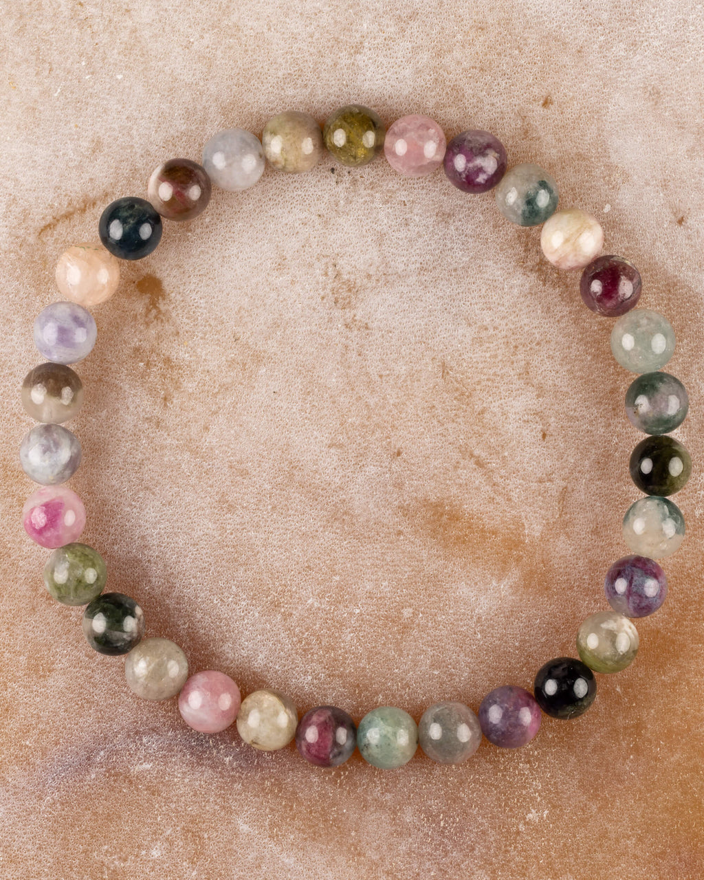 Pulsera de Turmalina Multicolor de 6 mm, pieza completa sobre superficie clara