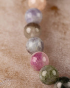 Detalle macro de cuentas de Turmalina con tonos lila, gris y rosa