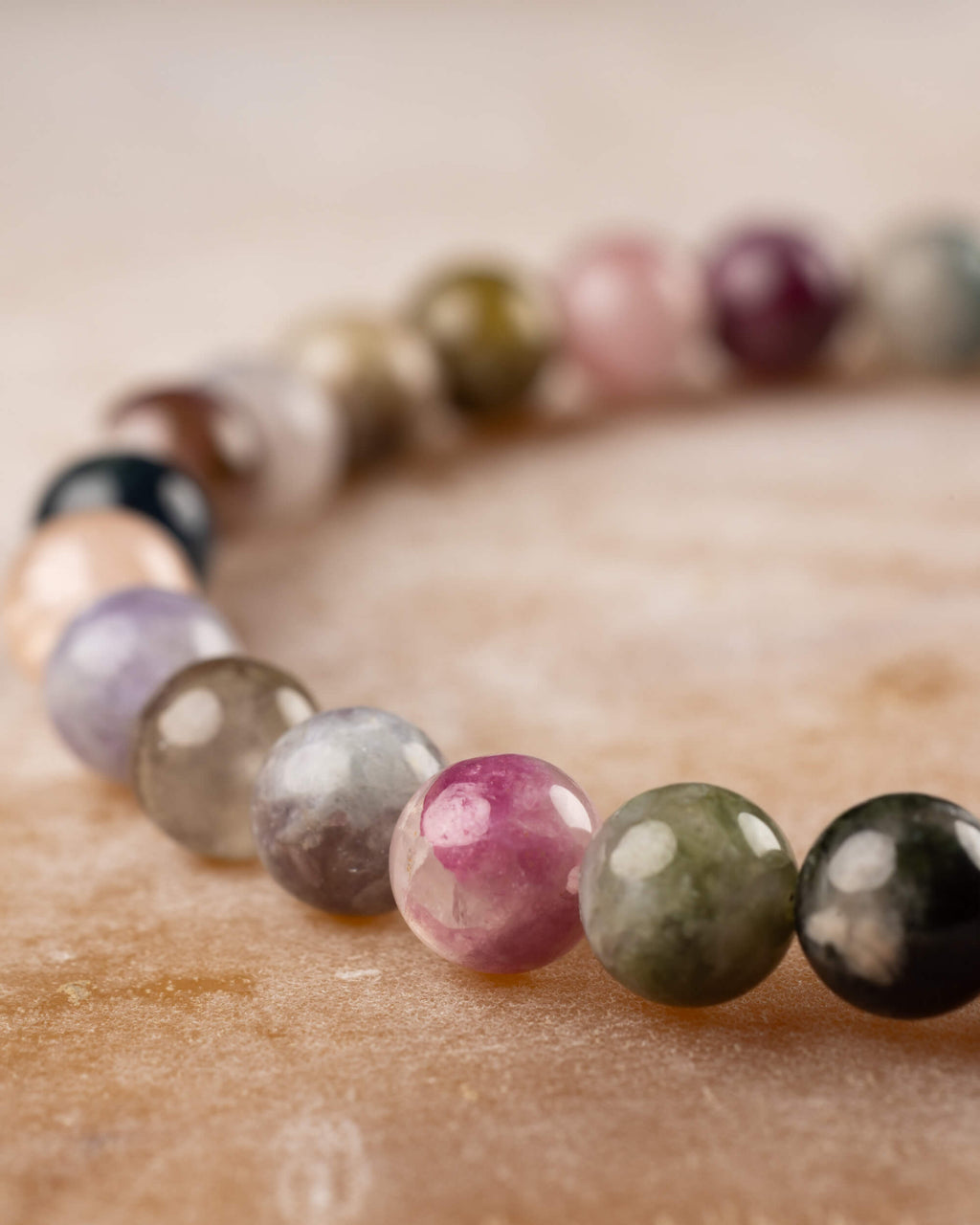 Pulsera de Turmalina Multicolor en perspectiva, cuentas facetadas de varios colores