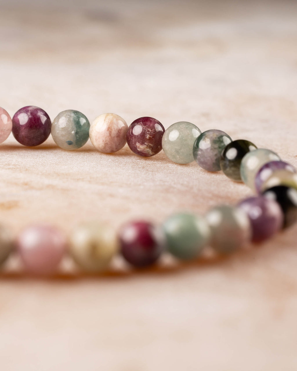 Pulsera de Turmalina Multicolor en perspectiva, cuentas de colores variados