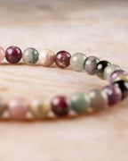 Pulsera de Turmalina Multicolor en perspectiva, cuentas de colores variados