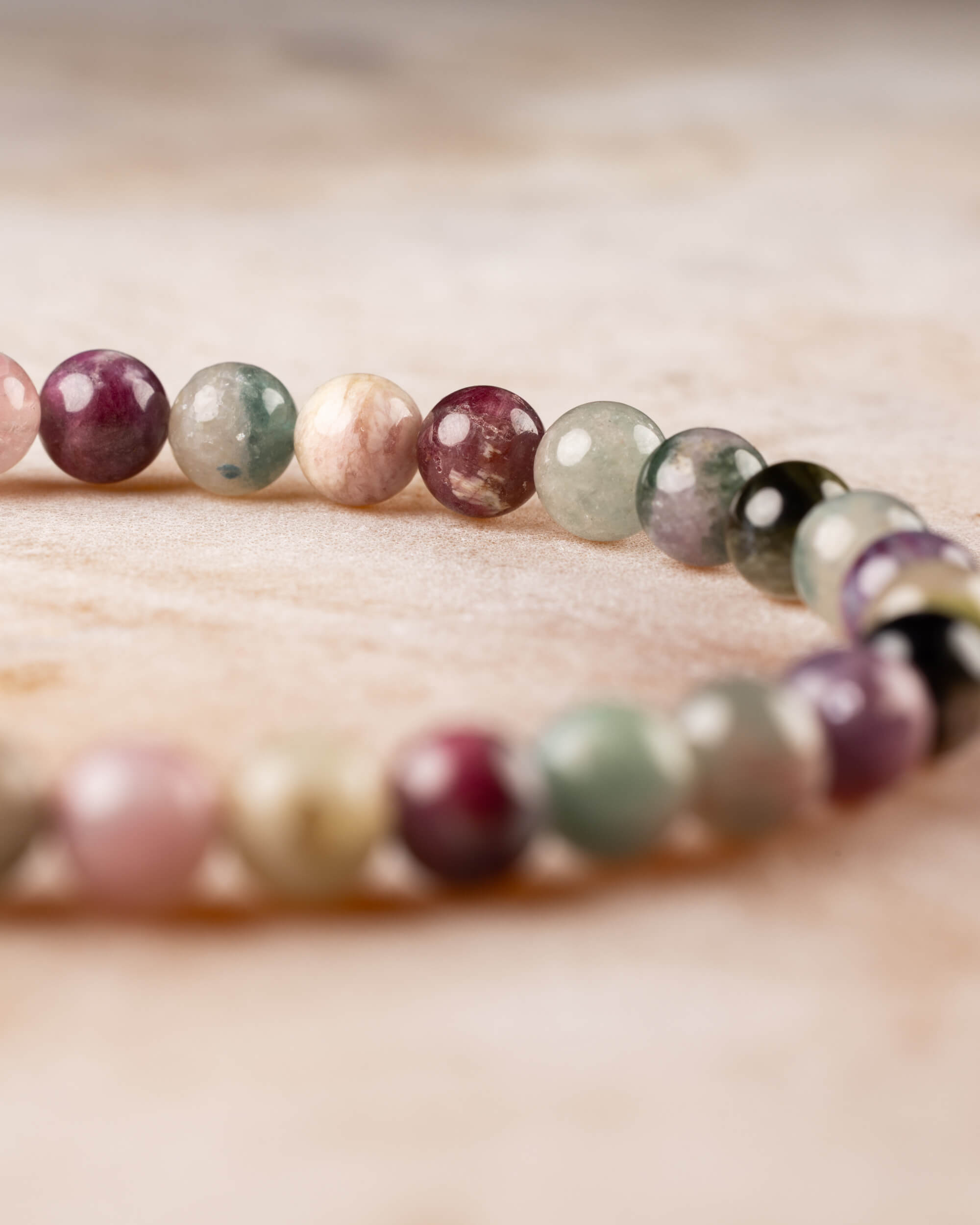 Pulsera de Turmalina Multicolor en perspectiva, cuentas de colores variados