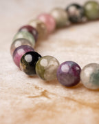 Pulsera de Turmalina Multicolor con dos hileras enfocadas en perspectiva