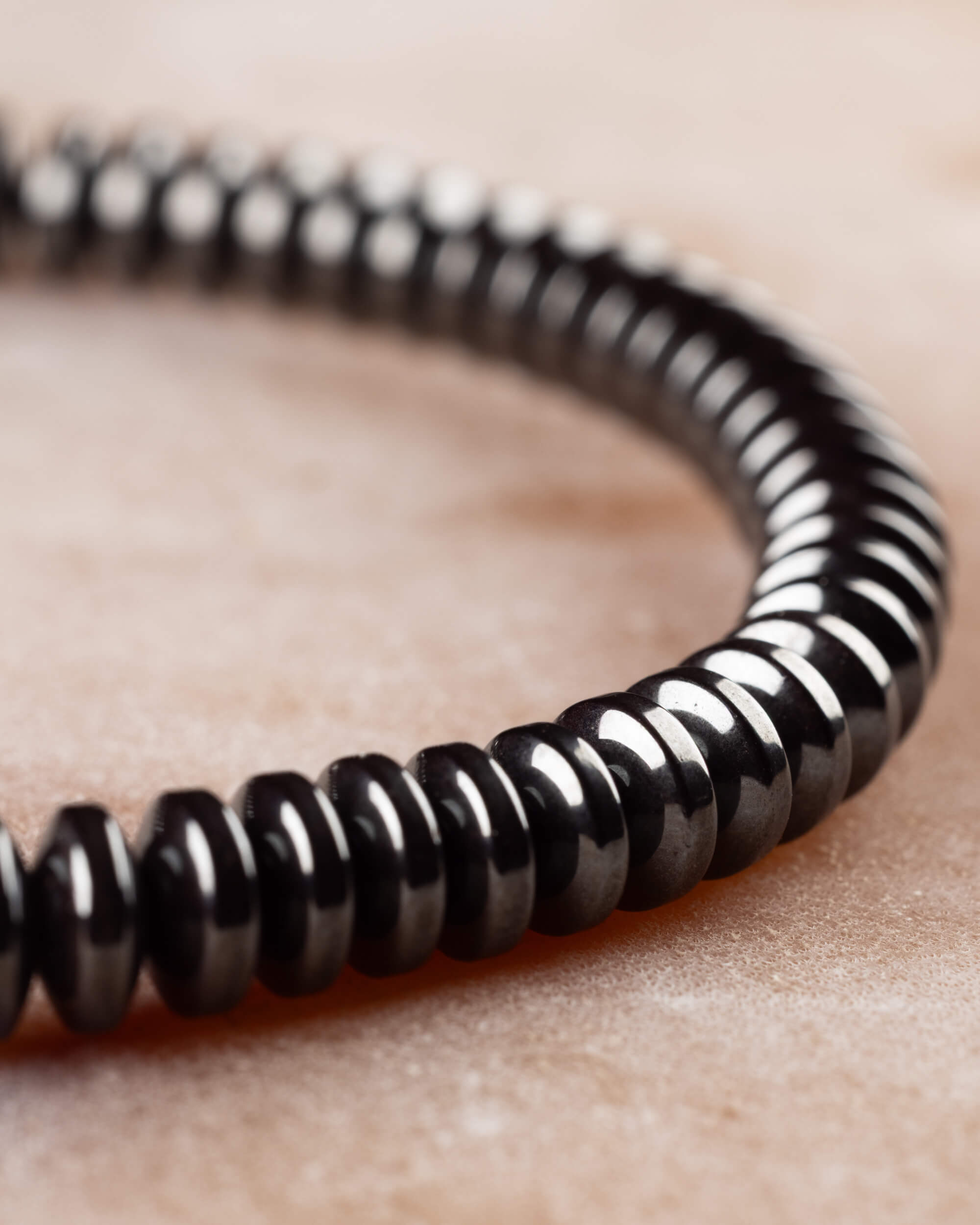 Pulsera de Hematita en discos en perspectiva curva mostrando el ensartado