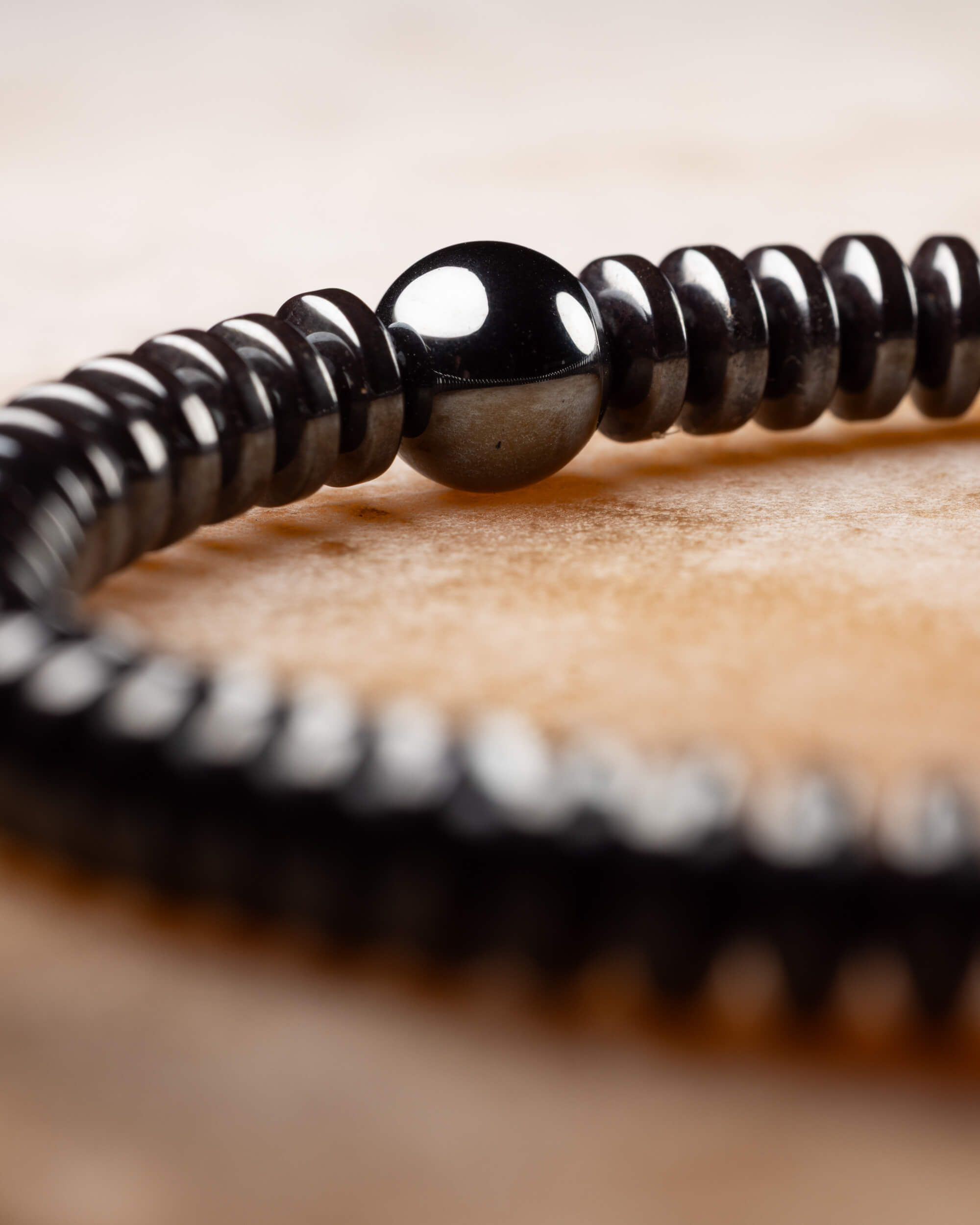 Pulsera de Hematita en discos con cuenta esferica en perspectiva cercana