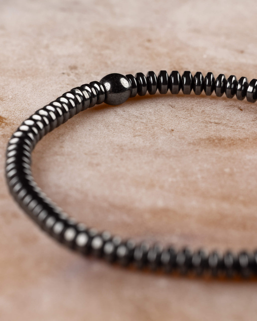 Pulsera de Hematita en discos con cuenta esferica en perspectiva diagonal