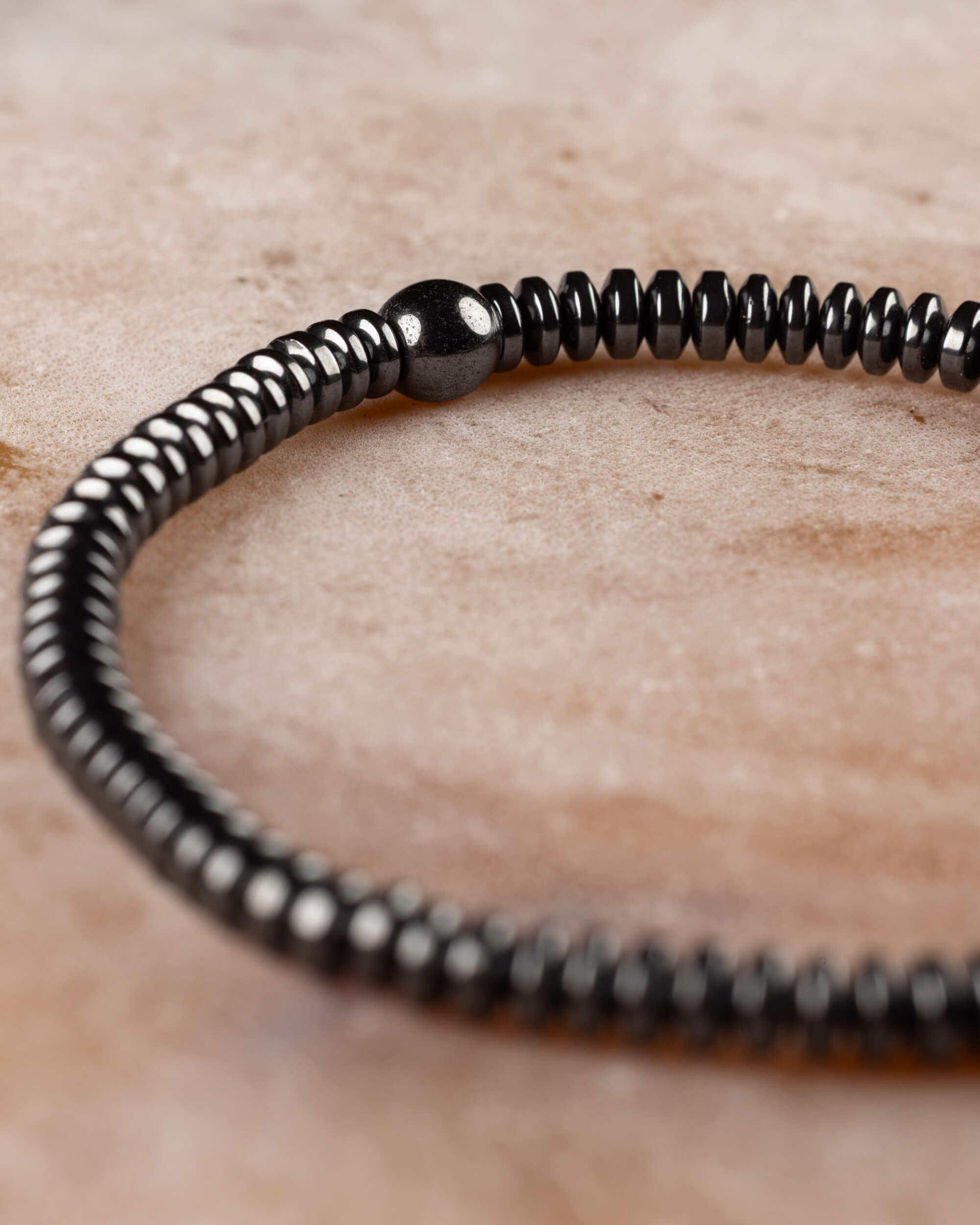 Pulsera de Hematita en discos con cuenta esferica en perspectiva diagonal