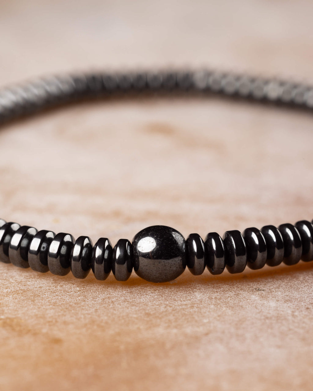 Pulsera de Hematita en discos con cuenta esferica en perspectiva cercana