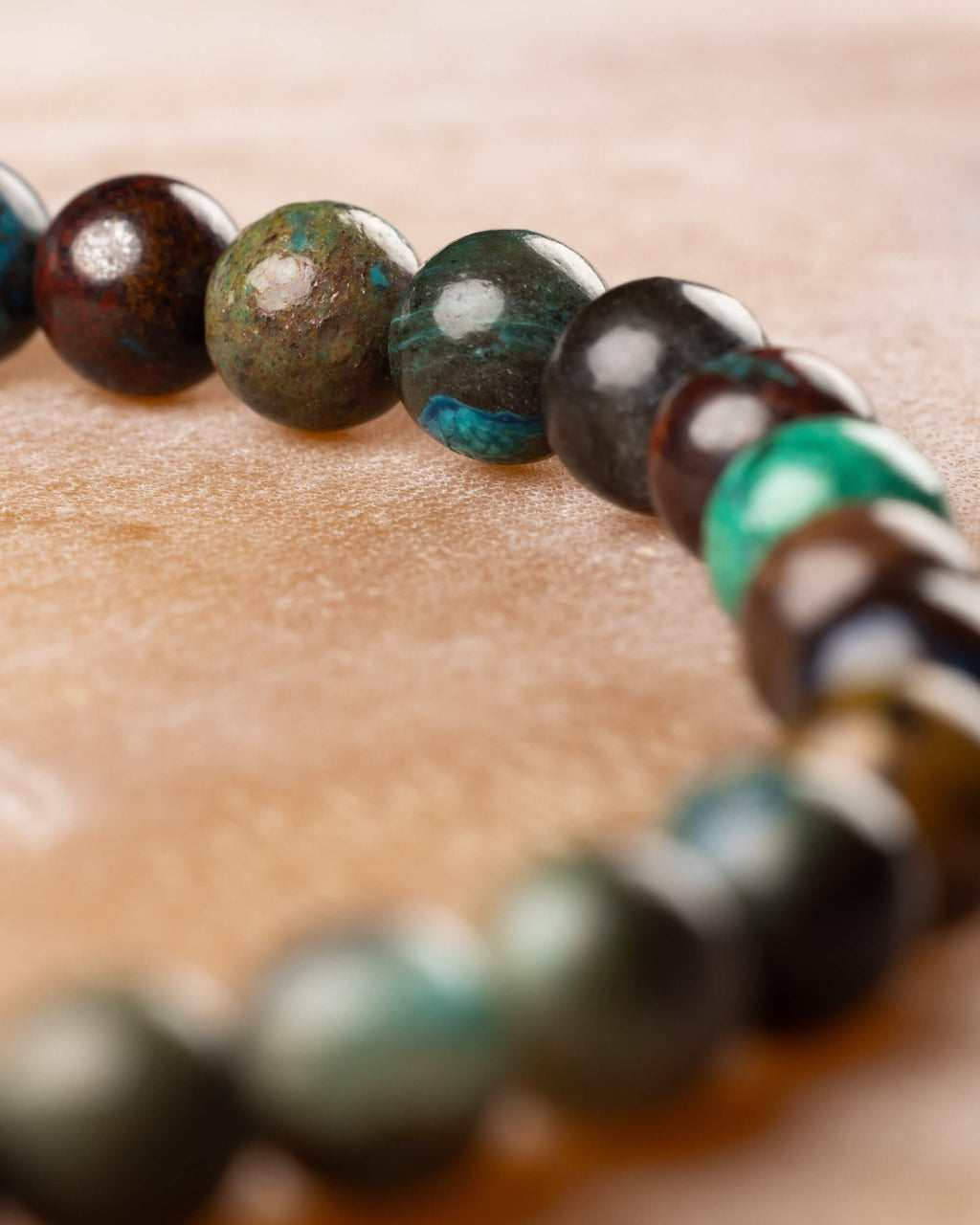 Pulsera de Crisocola en curva, angulo cercano de las cuentas redondas