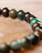 Pulsera de Crisocola en curva, angulo cercano de las cuentas redondas