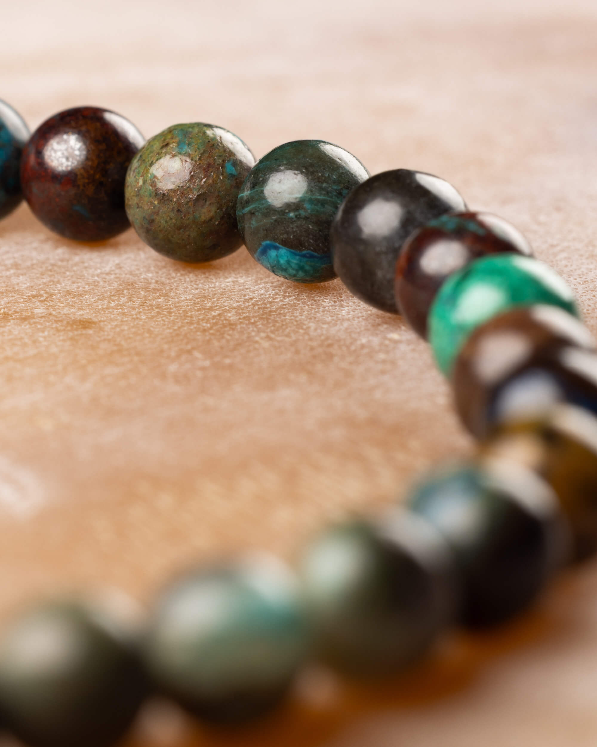 Pulsera de Crisocola en curva, angulo cercano de las cuentas redondas