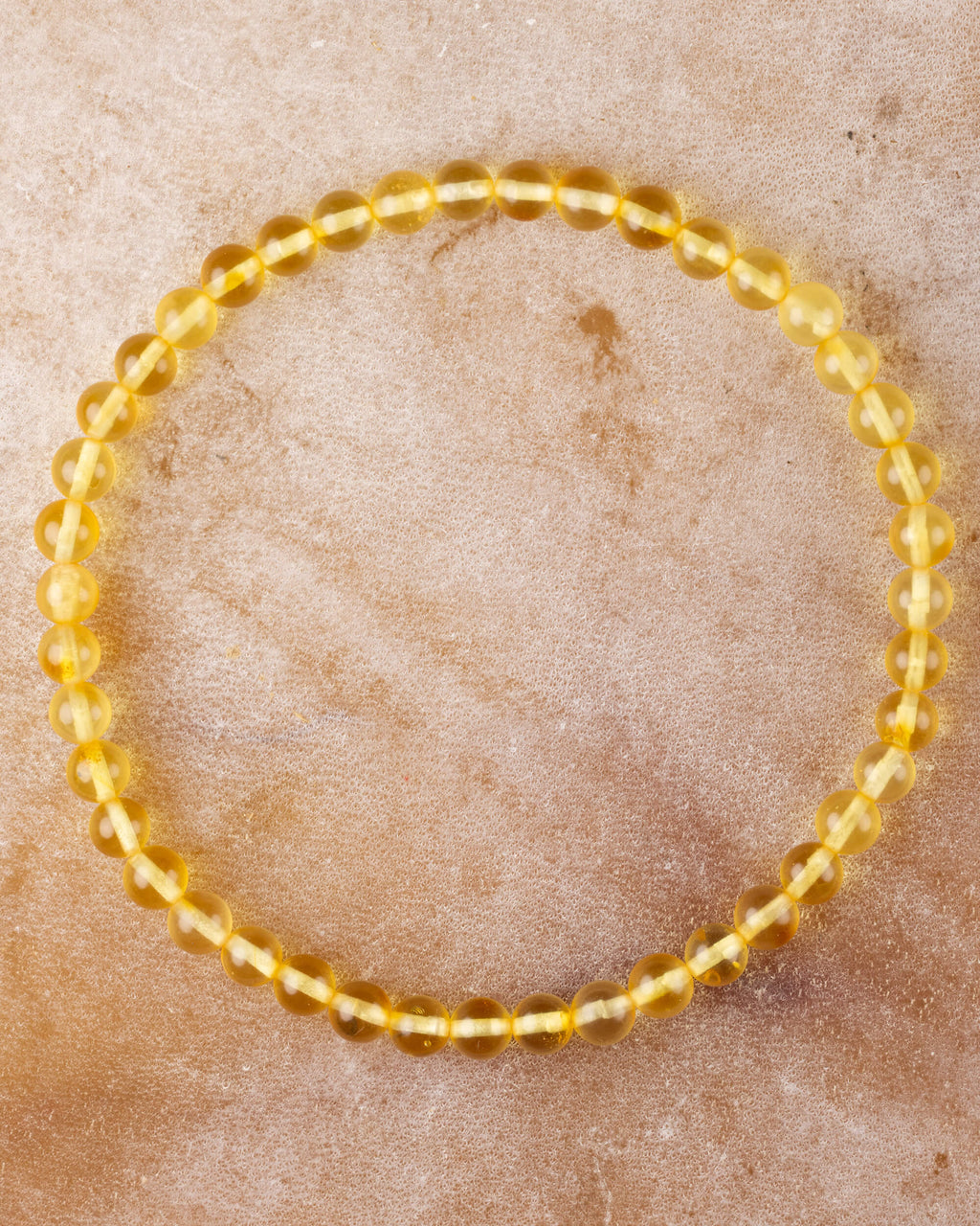 Pulsera de Ámbar de 4 mm, pieza completa en círculo sobre superficie clara
