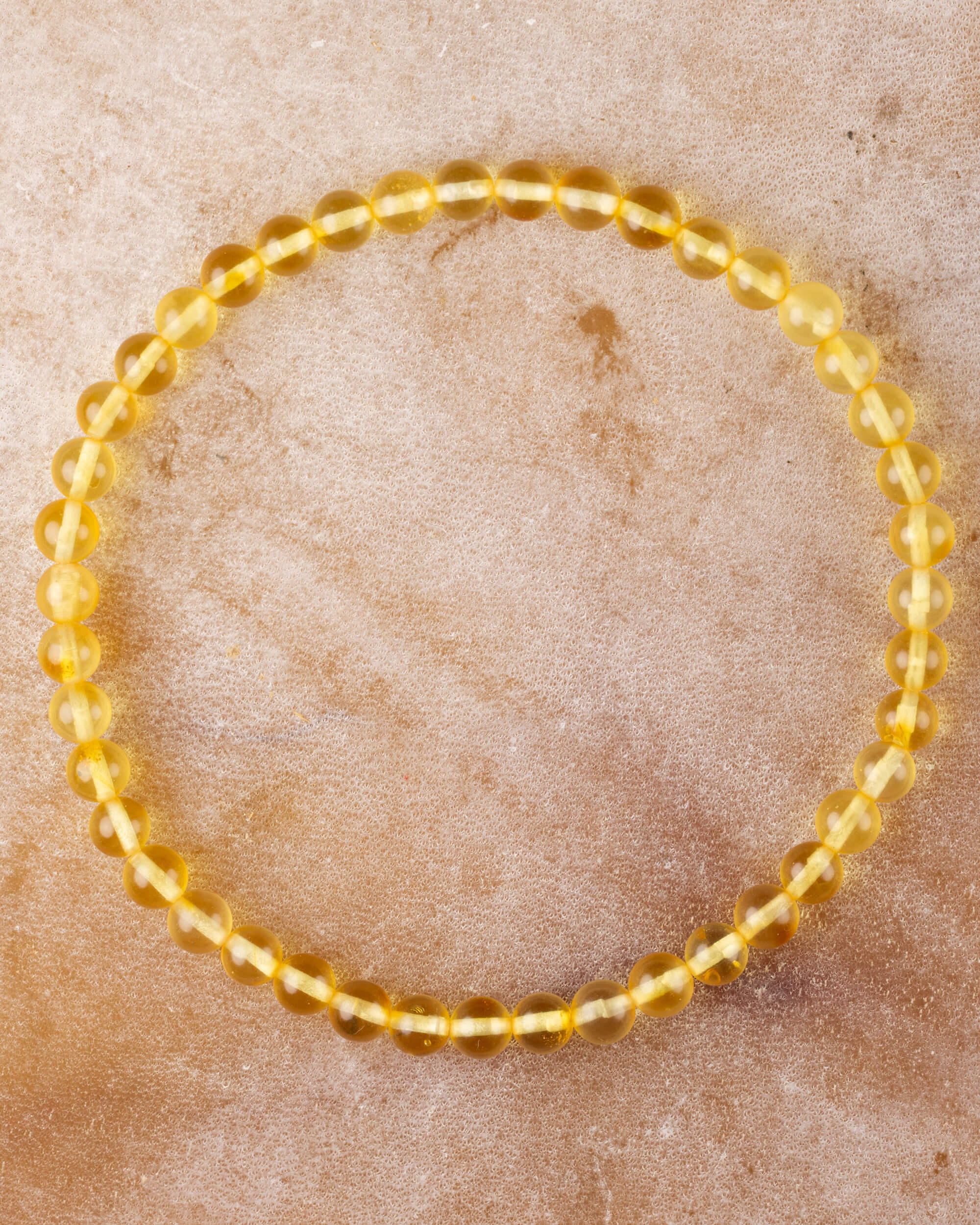 Pulsera de Ámbar de 4 mm, pieza completa en círculo sobre superficie clara