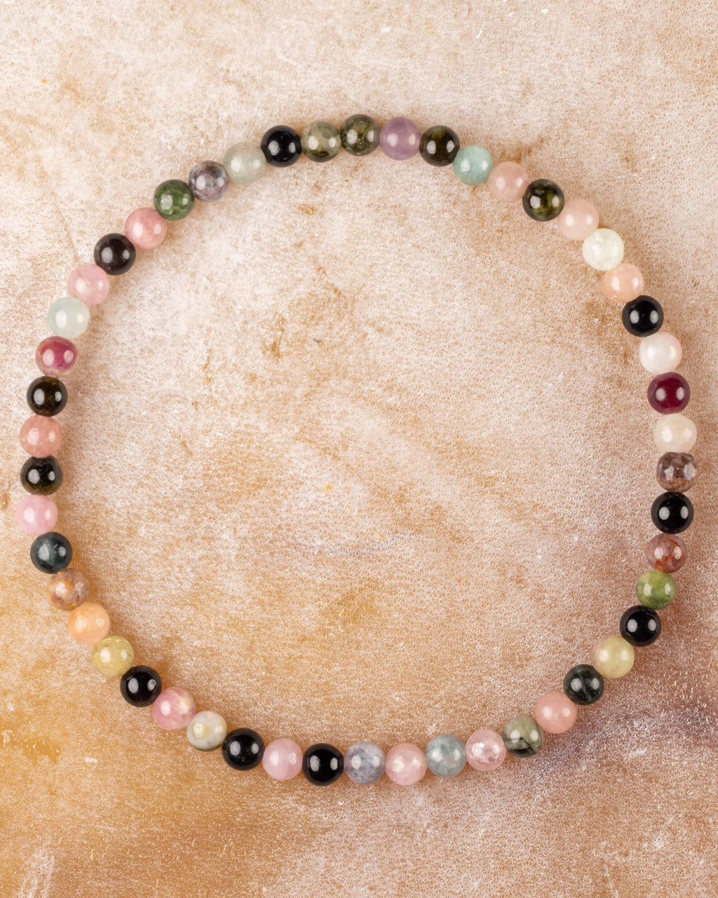 Pulsera de Turmalina Multicolor de 4 mm, pieza completa sobre superficie clara