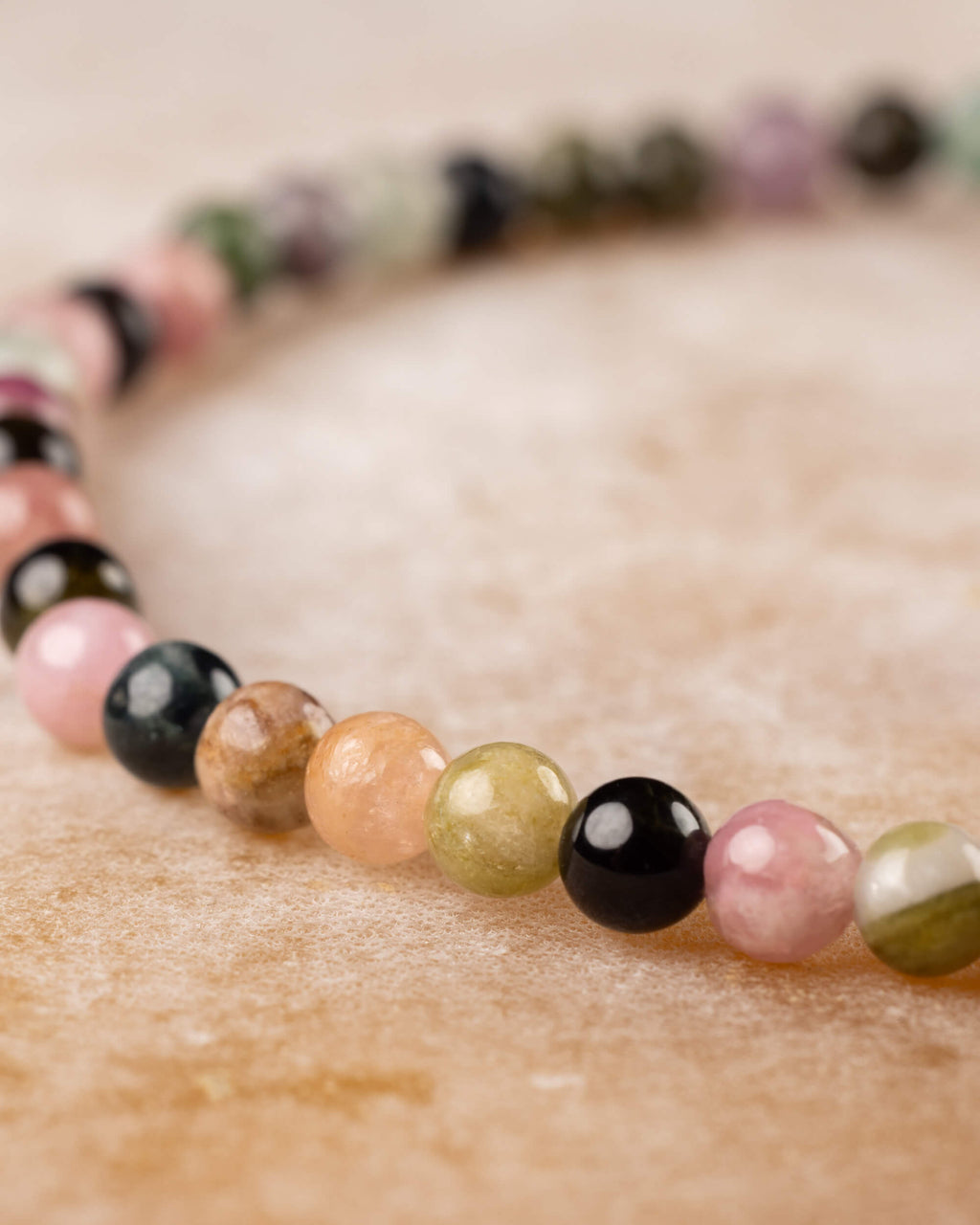 Pulsera de Turmalina Multicolor en ángulo, cuentas de colores variados en fila