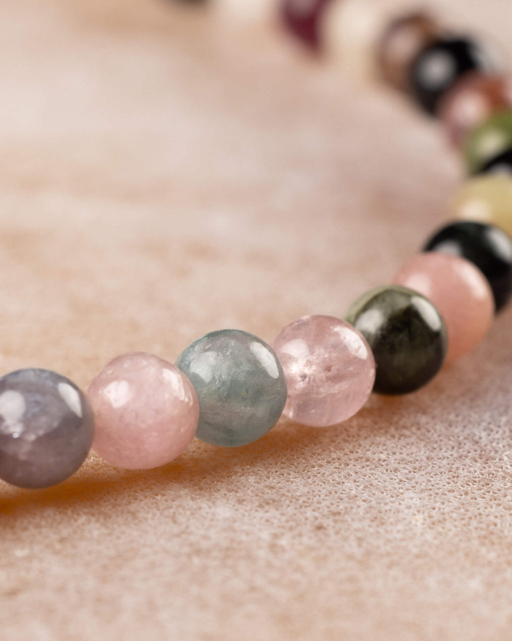 Pulsera de Turmalina Multicolor en ángulo, cuentas gris, rosa y verde en fila