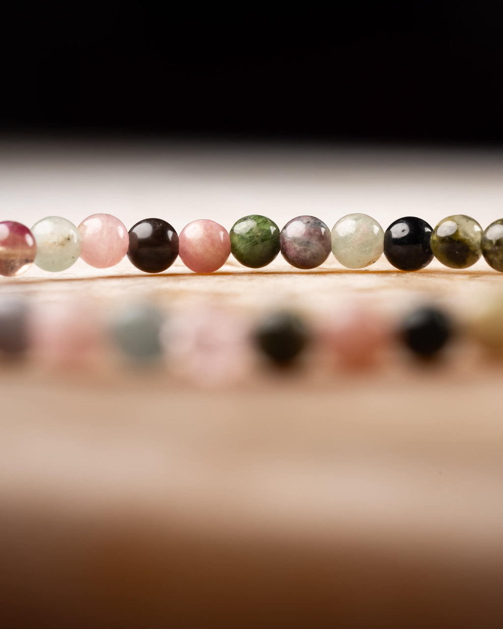 Pulsera de Turmalina Multicolor en ángulo con enfoque selectivo de cuentas