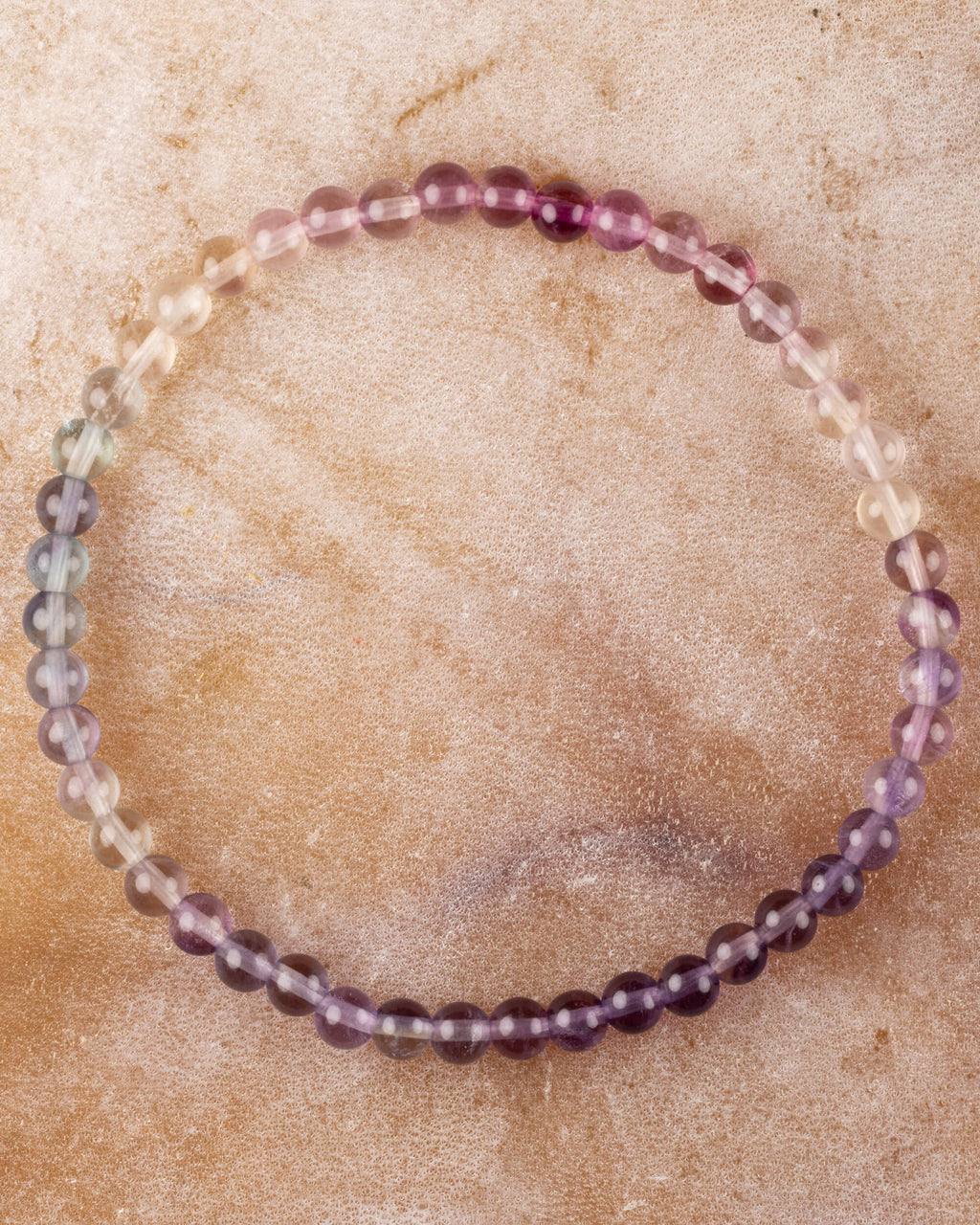 Pulsera de Fluorita Arcoíris de 4 mm, pieza completa sobre superficie clara